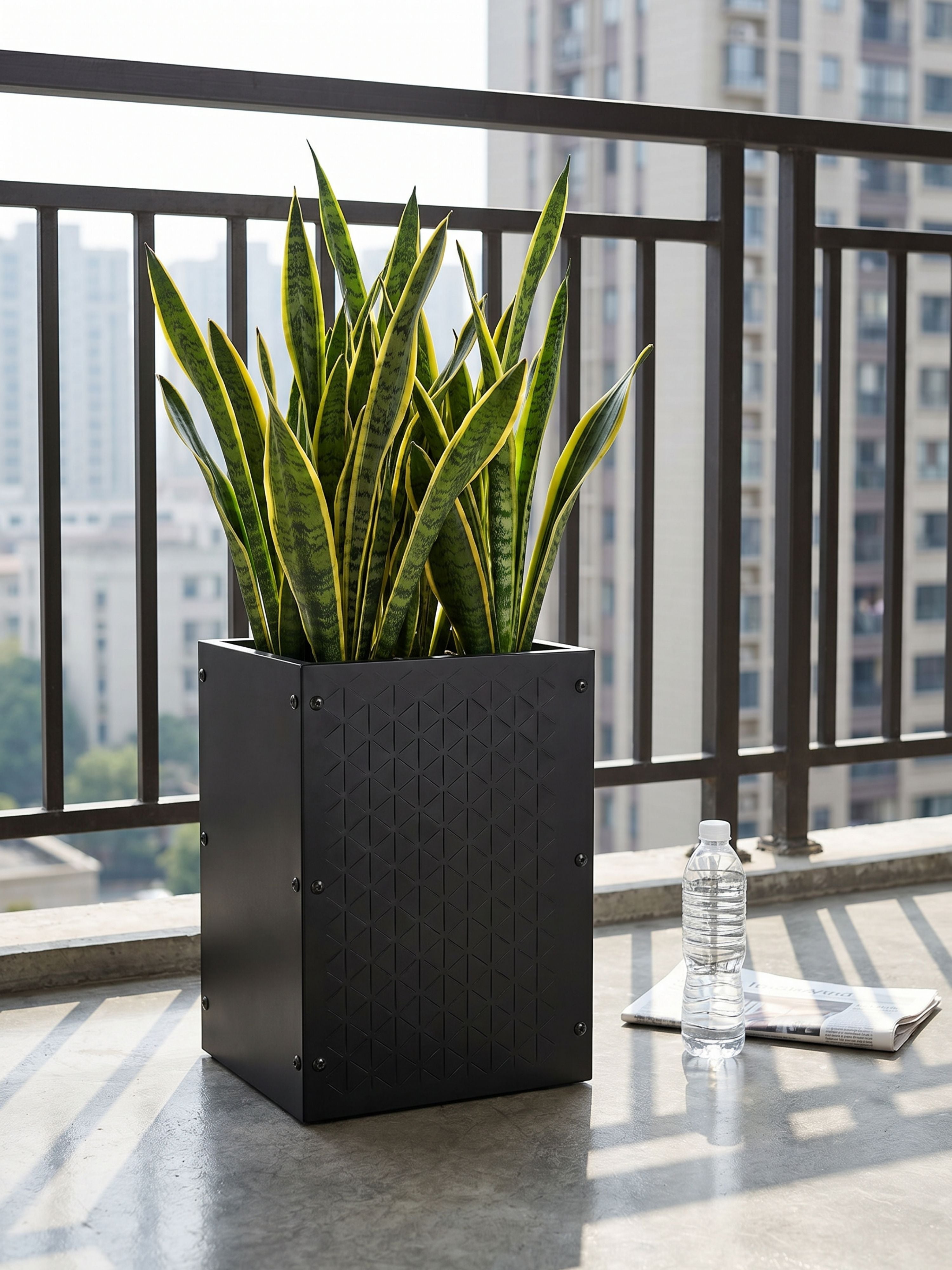 Vaso Metálico Texturizado para Plantas 30x40cm Preto