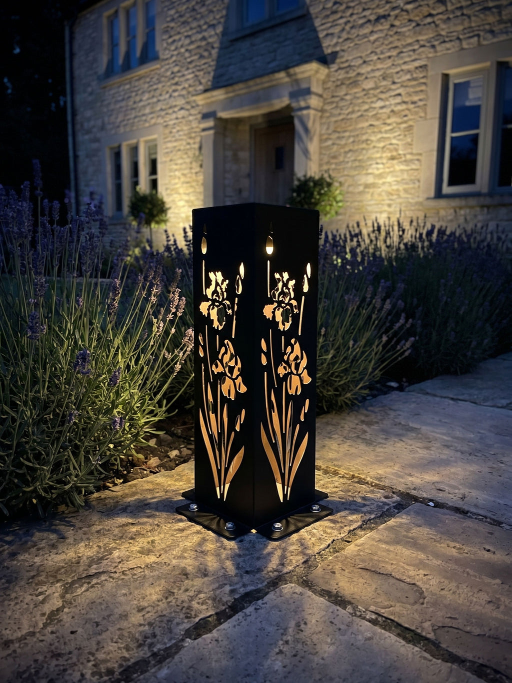 Poste Solar Floreado em Metal 10x10x30cm Preto