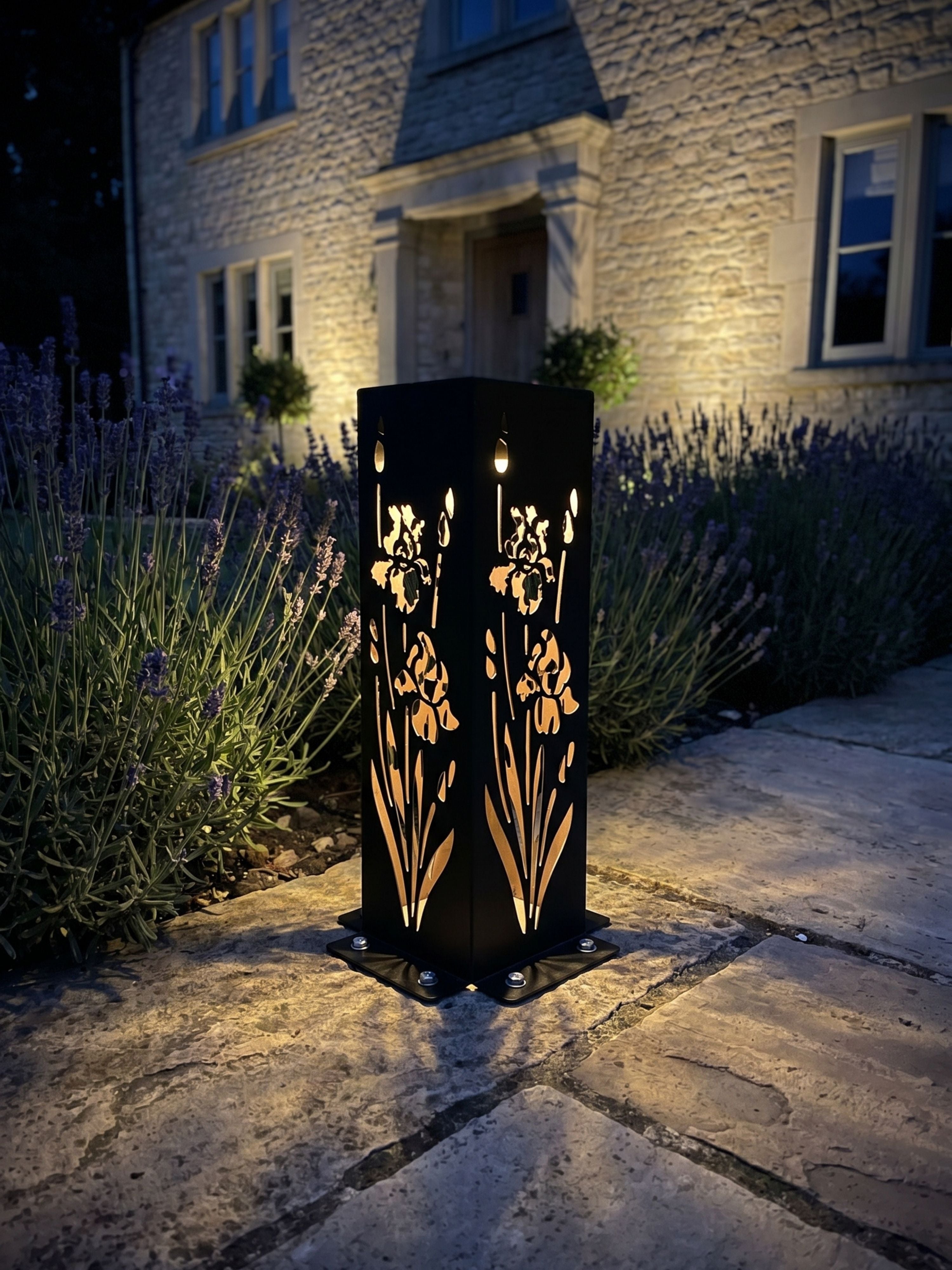 Poste Solar Floreado em Metal 10x10x30cm Preto
