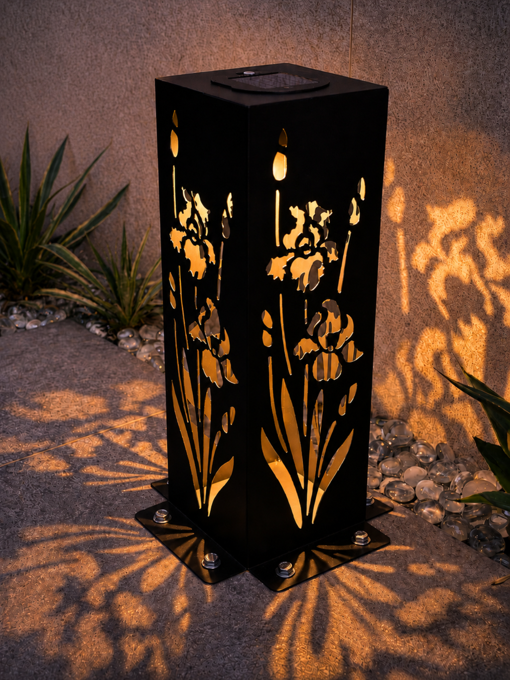 Poste Solar Floreado em Metal 10x10x30cm Preto