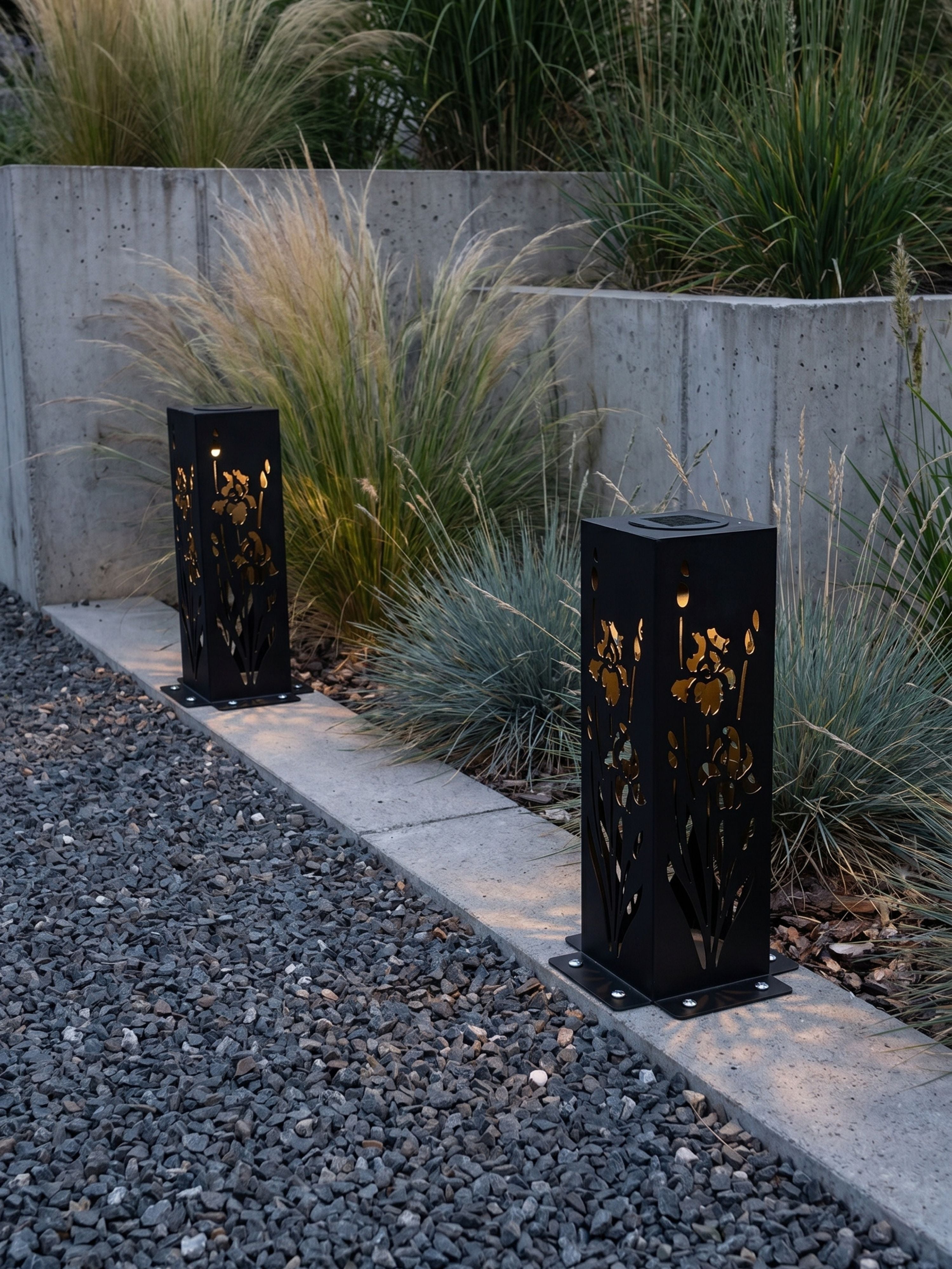 Poste Solar Floreado em Metal 10x10x30cm Preto