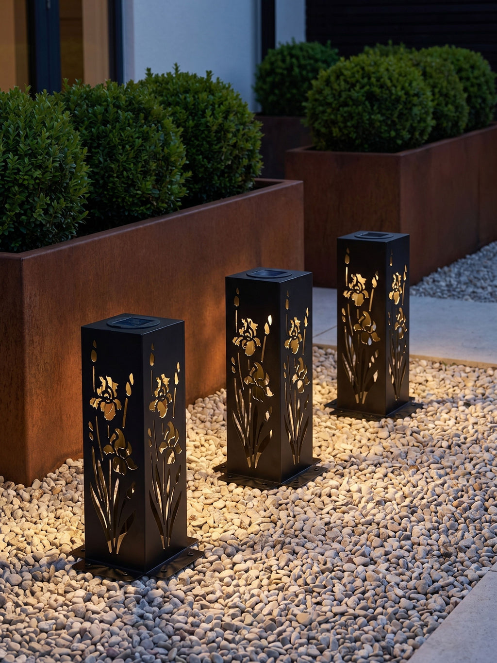 Poste Solar Floreado em Metal 10x10x30cm Preto