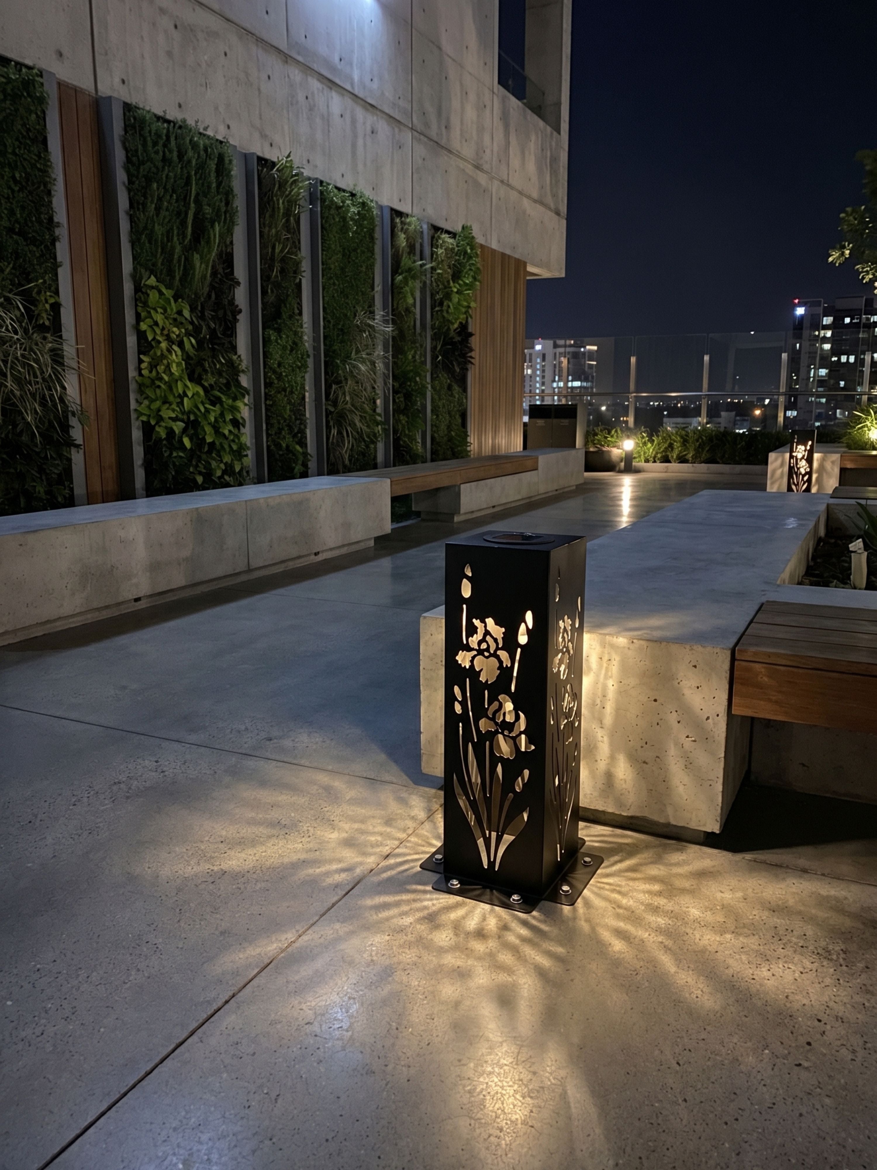 Poste Solar Floreado em Metal 10x10x30cm Preto