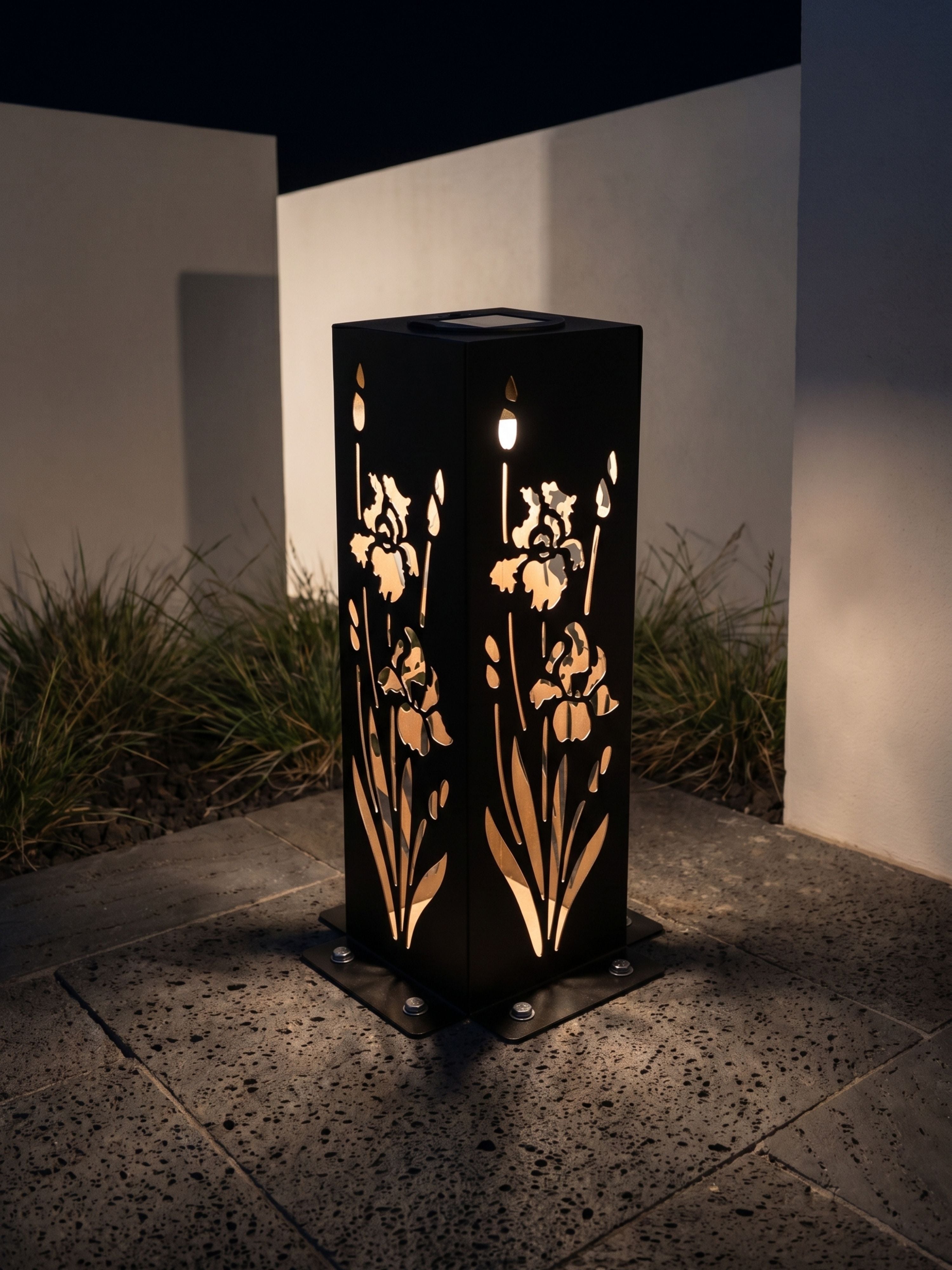 Poste Solar Floreado em Metal 10x10x30cm Preto
