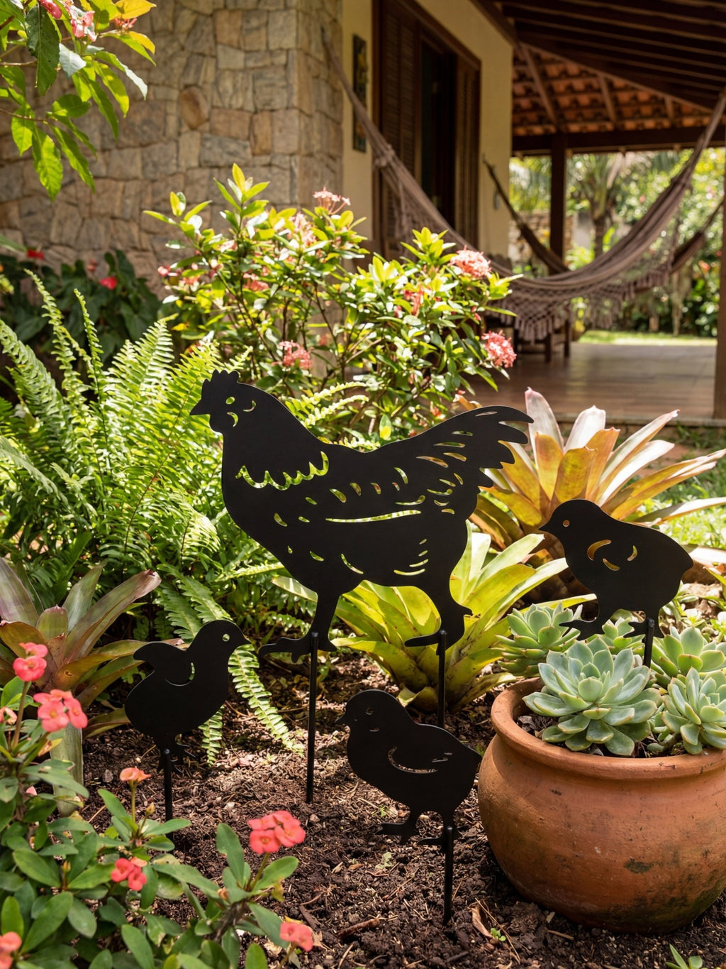 Decoração para Jardim em Metal Galinha e Pintinhos Preto - Montar & Plantar