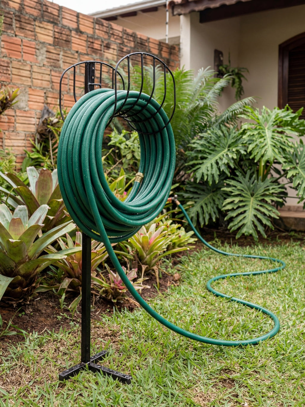 Enrolador de Mangueira em Metal para Parede 25cm Preto - Montar & Plantar