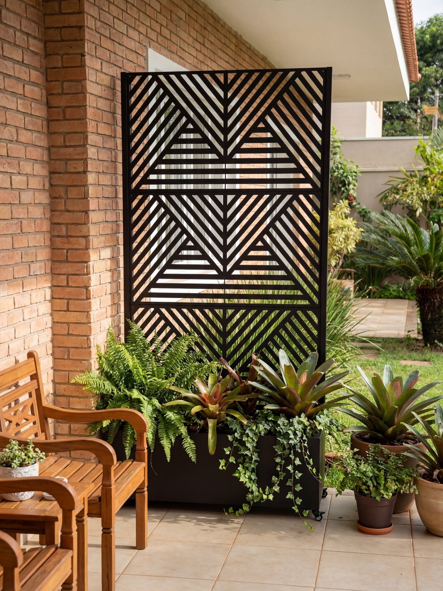 Floreira com Treliça Decorativa Metálica 1,80x40cm Preta - Montar & Plantar